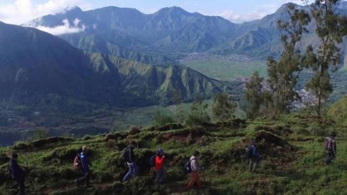 Tim Kompas.com trekking di punggung Bukit Pergasingan, Sembalun, Lombok Timur, Nusa Tenggara Barat, Kamis (19/3/2015). Puncak Bukit Pergasingan menjadi pilihan wisata trekking di Lombok Timur untuk menyaksikan matahari terbit dan lanskap Gunung Rinjani.