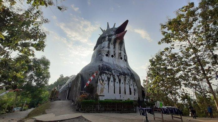 Bangunan yang populer di Bukit Rhema sebenarnya bukan merupakan Gereja Ayam. Bangunan itu sebanarnya berupa merpati yang bermahkota yang memiliki 7 tingkat.