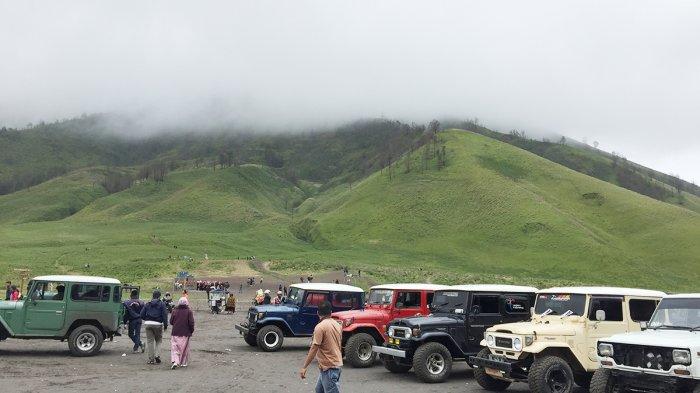 Wisatawan di Bukit Teletubbies, Taman Nasional Bromo Tengger Semeru, Jawa Timur, Selasa (5/2/2019).