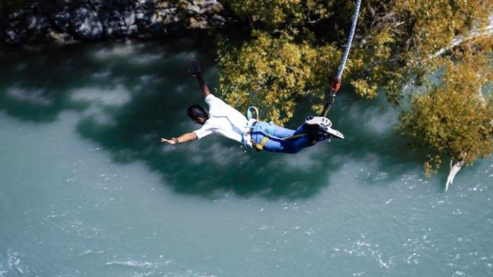 Ilustrasi bungee jumping. Seorang turis asal Jepang meninggal tak lama setelah menyelesaikan bungee jumping tertinggi di dunia.
