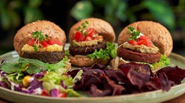 Burger di Burgreens, satu kedai khusus vegan yang sangat direkomendasikan di Jakarta.