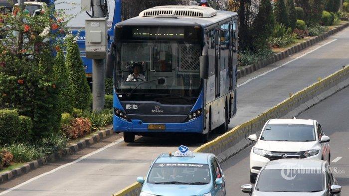 Bus Transjakarta melintas di kawasan Sudirman, Jakarta Pusat, Senin (7/1/2019).