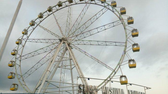 Bianglala atau ferris whell di Sindu Kusuma Edupark dinamakan Cakra Manggilingan. Tak tanggung-tanggung, ketinggian Cakra Manggilingan mencapai 50 meter.
