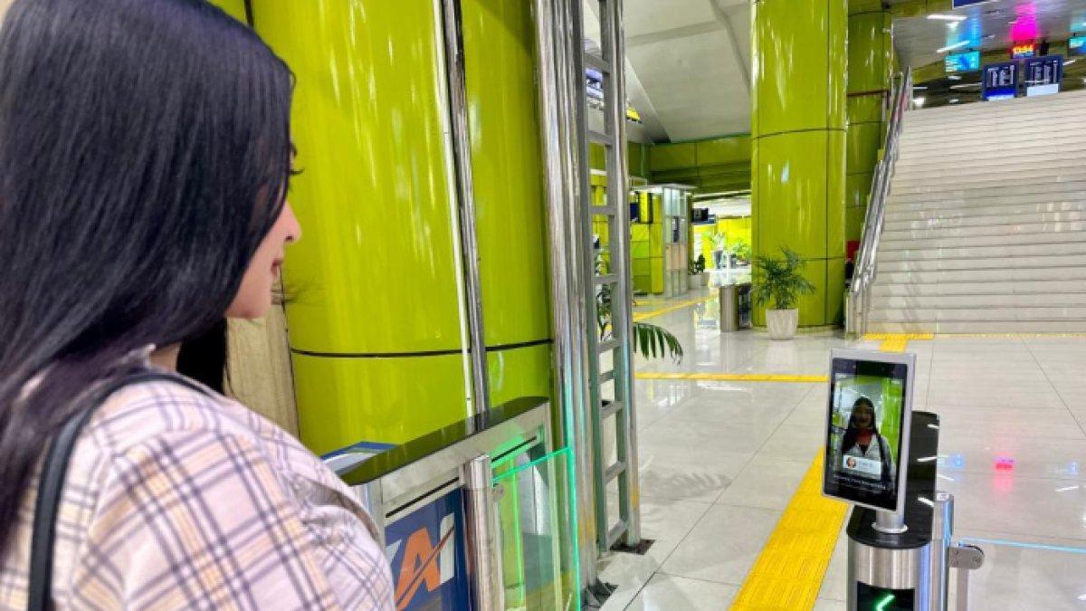 Calon penumpang melakukan identifikasi diri melalui layanan face recognition boarding gate. PT KAI Daop 1 Jakarta hadirkan layanan face recognition boarding khusus di gate selatan Stasiun Gambir Jakarta Pusat, Jakarta mulai Jumat (1/9/2023).