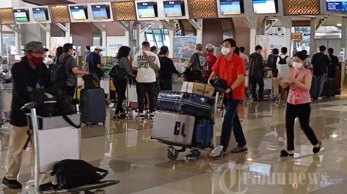 Calon penumpang pesawat sedang antri untuk meletakkan bagasi sebelum berangkat ke tempat tujuan di Bandara Soekarno Hatta Tangerang