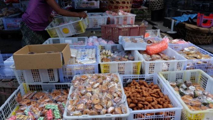 Lapak Ibu Reken yang menjual ragam kue tradisional Bali di Pasar Sukawati.