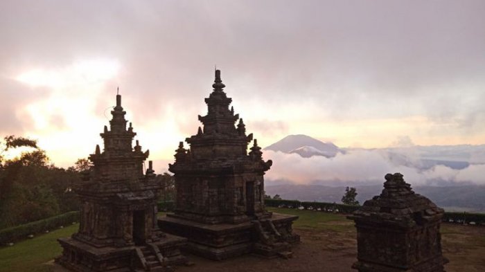 Pemandangan matahari terbit di Candi Gedong Songo, Ungaran, Kabupaten Semarang, Kamis (29/3/2018), diambil pukul 05.25 WIB.