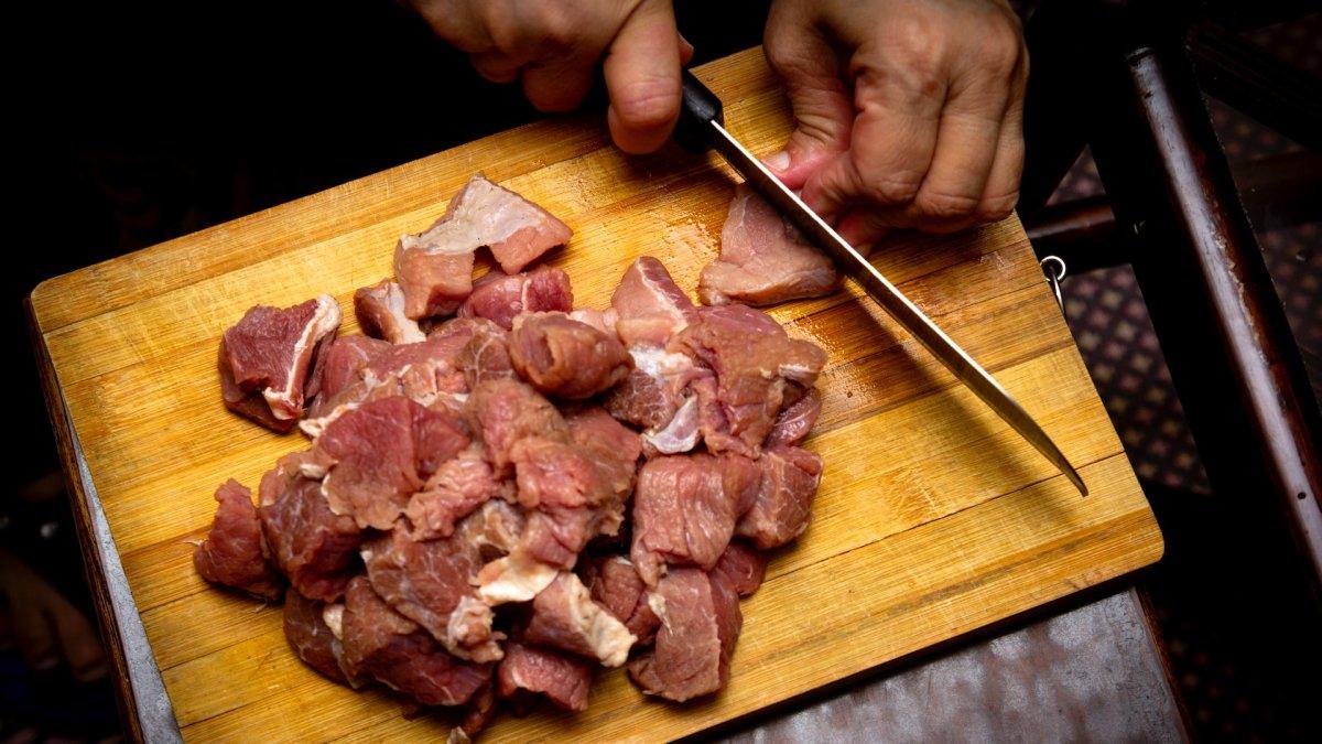 Cara masak daging kambing agar tidak bau dan cepat empuk.