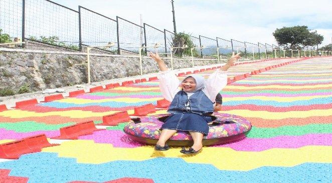 Rainbow Slide, wahana terbaru di Cepogo Cheese Park Boyolali yang dapat kamu coba keseruannya bersama keluarga dan sahabat.