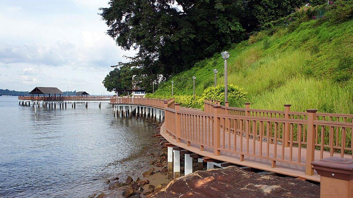 Changi Point Boardwalk, satu tempat wisata gratis di Singapura yang bisa kamu kunjungi saat malam hari.