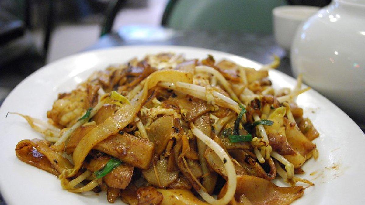 Char Kway Teow, satu mi enak di Singapura yang wajib kamu coba saat liburan ke sana.