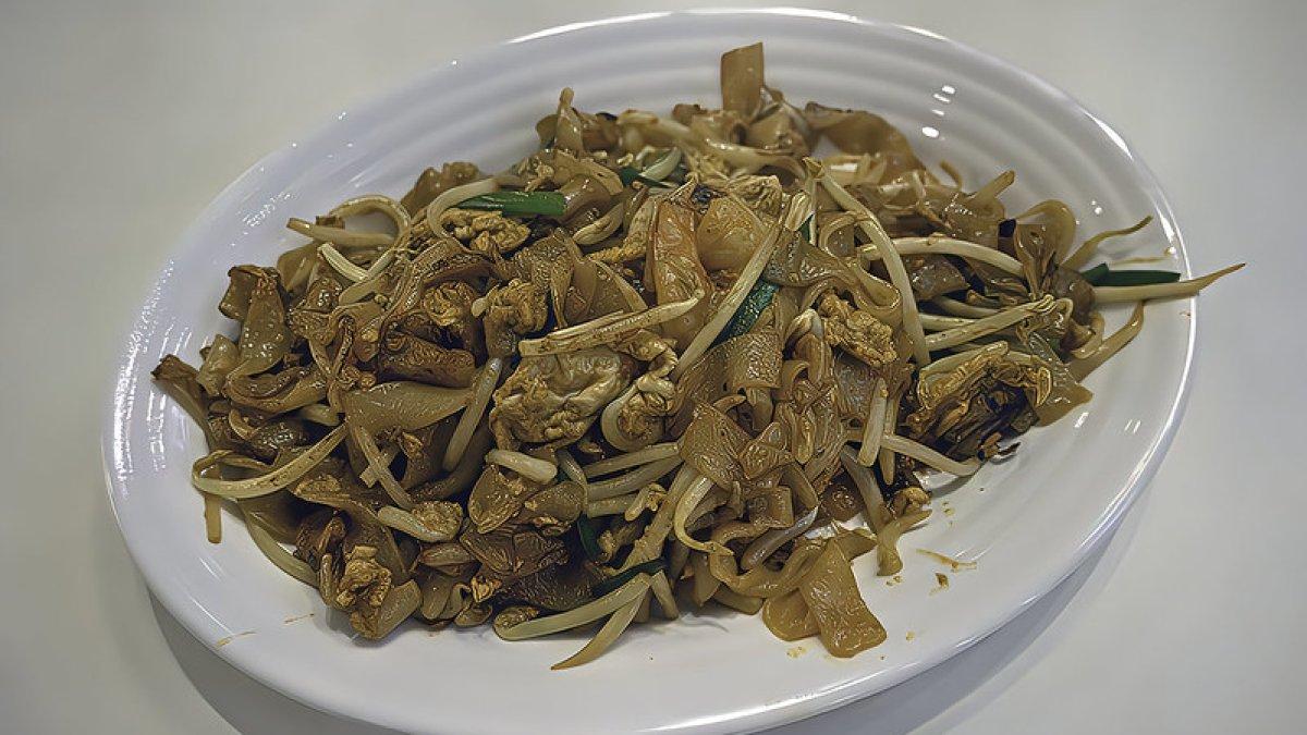 Char Kway Teow, satu makanan enak di Singapura buat makan siang.