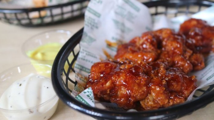 Chicken wings atomic blast merupakan rasa terpedas di antara sembilan lainnya di Wingstop Indonesia.