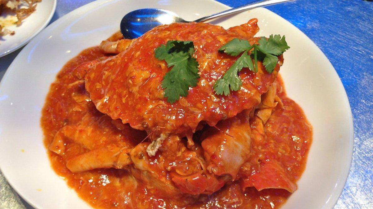 Chilli Crab, satu street food di Singapura yang terkenal enak.