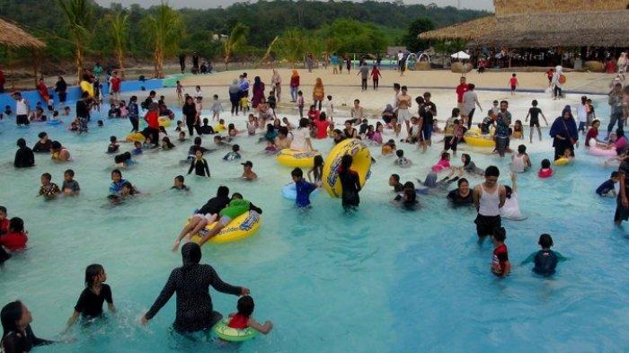 Wahana kolam ombak di Cikao Park Purwarkarta.