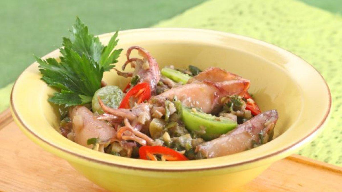 Ilustrasi menu cumi asin cabe ijo.