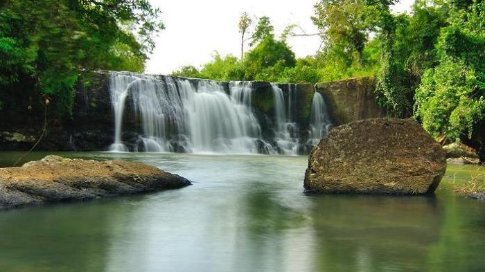 Curug DengDeng di Desa Tawang, Kecamatan Cikatomas, Kabupaten Tasikmalaya, Jawa Barat.