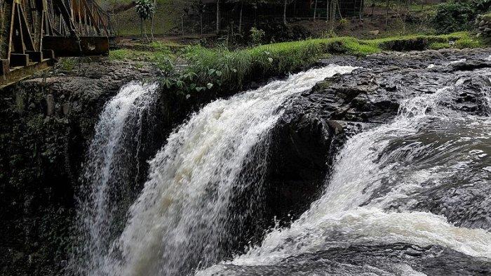 Curug Maribaya berlokasi di Jalan Raya Maribaya, Langensari, Lembang, Bandung Barat