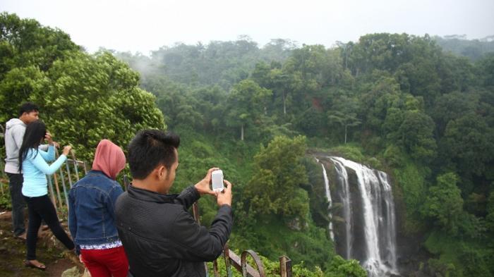 Curug Sewu, satu tempat wisata di Kendal Jawa Tengah lengkap dengan harga tiket masuknya.