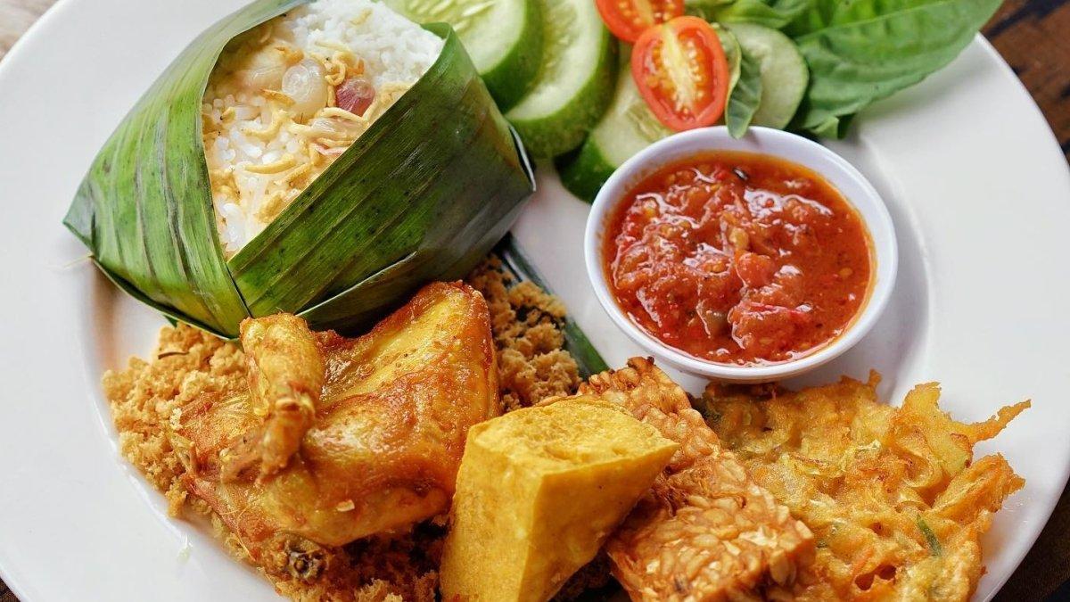 dK Resto buat makan malam di Cimahi, Jawa Barat.