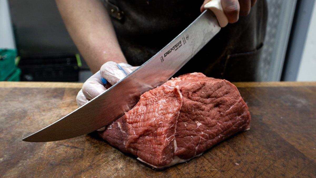 Daging sapi kurban yang sedang dipotong