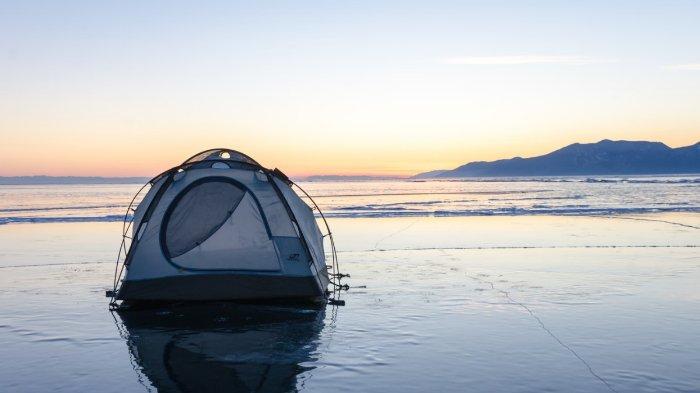 Danau Baikal di perbatasan Mongolia dan Rusia