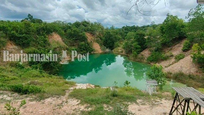Danau Biru, Kelurahan Sungai Tiung, Kecamatan Cempaka, Kota Banjarbaru, Kalimantan Selatan, berlatar pegunungan, Minggu (22/8/2021).