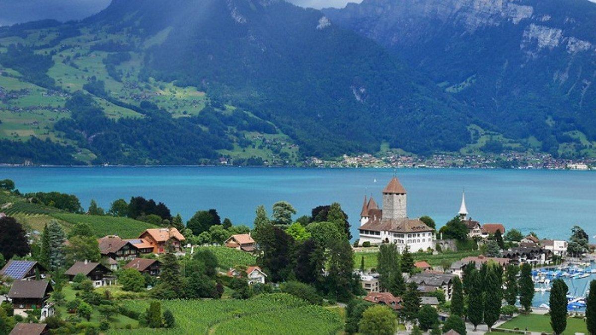 Danau Brienz di Swiss menjadi salah satu lokasi syuting serial drama Korea, Crash Landing on You, yang paling terkenal dan kerap dikunjungi oleh para penggemar.