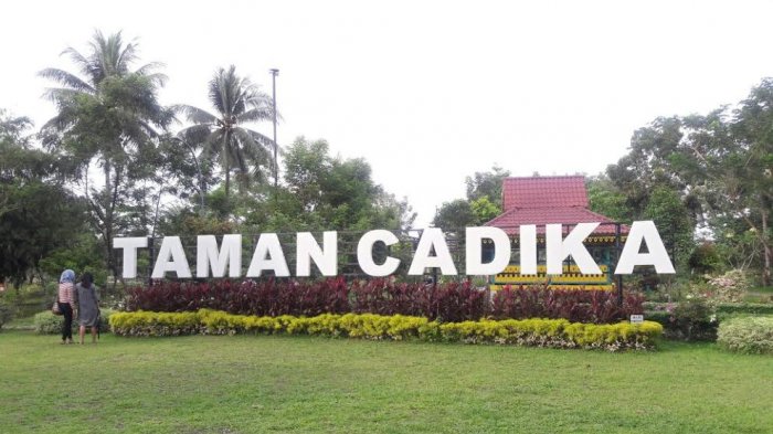 Pengunjung tampak berfoto di Tulisan ikon Taman Cadika