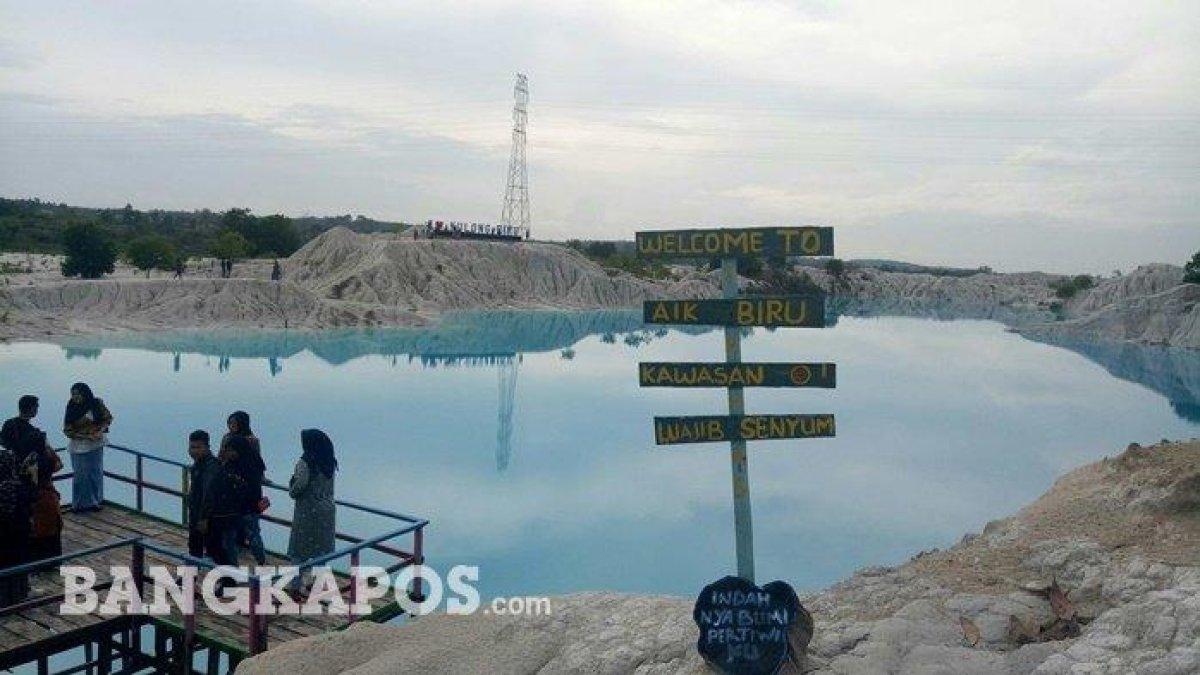 Danau Kaolin dengan air berwarna biru.