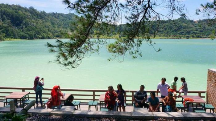 Pengunjung menikmati pemandangan Danau Linow, Kota Tomohon, Sulawesi Utara