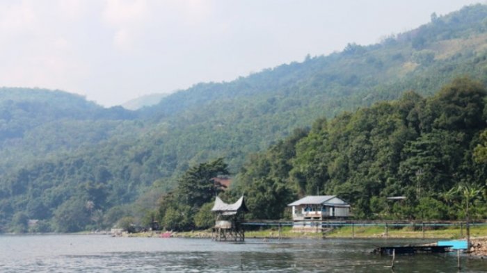 Danau Singkarak yang membentang di wilayah Kabupaten Solok dan Tanah Datar, Sumatera Barat.