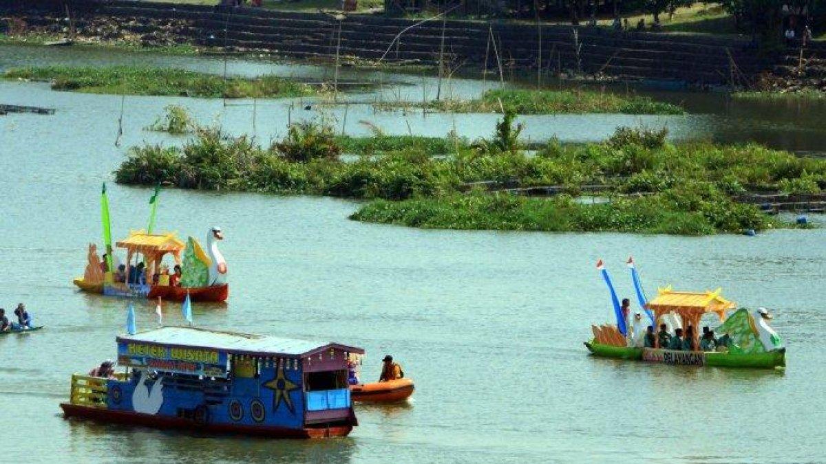 Perahu wisata di Danau Sipin, Jambi.
