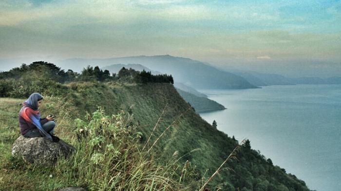 Pemandangan Danau Toba dari Bukit Tarabunga, Balige, Sumatera Utara.