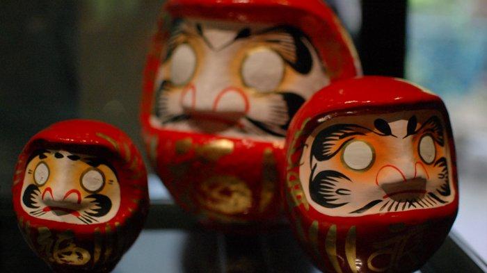 Daruma, satu oleh-oleh yang wajib dibawa pulang dari Jepang.