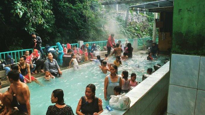 Daya Tarik Wisata (DTW) Guci atau objek wisata pemandian air panas Guci