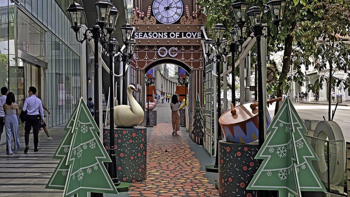 Dekorasi di sepanjang jalan Orchard Central, Orchard Road, Singapura untuk Festival Natal.