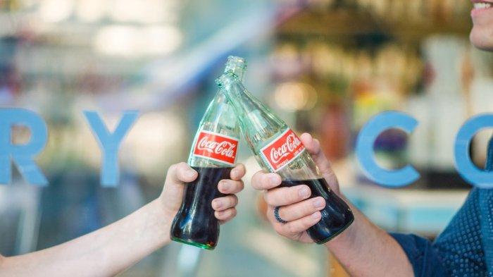 Ilustrasi Coca-Cola dalam kemasan botol kaca. Viral seorang nelayan di Brasil menemukan botol Coca-Cola antik yang terdampar di tepi pantai, bentuknya mengejutkan masih ada label berwarna jelas.