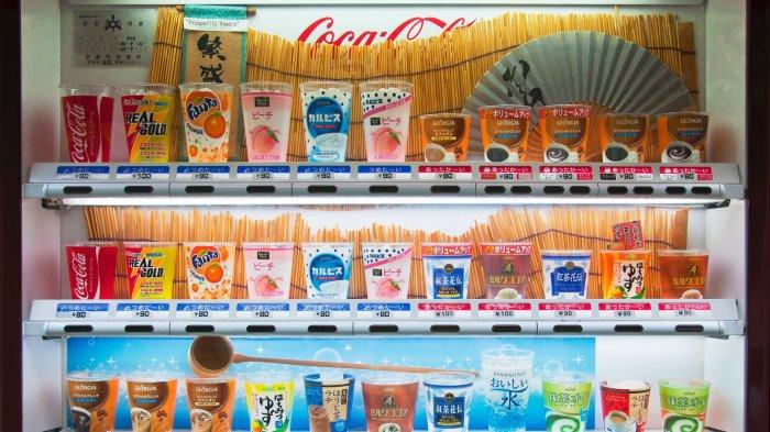 Deretan minuman di mesin penjual otomatis Jepang
