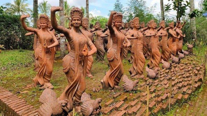 Deretan patung penari di Taman Gandrung Terakota Banyuwangi.