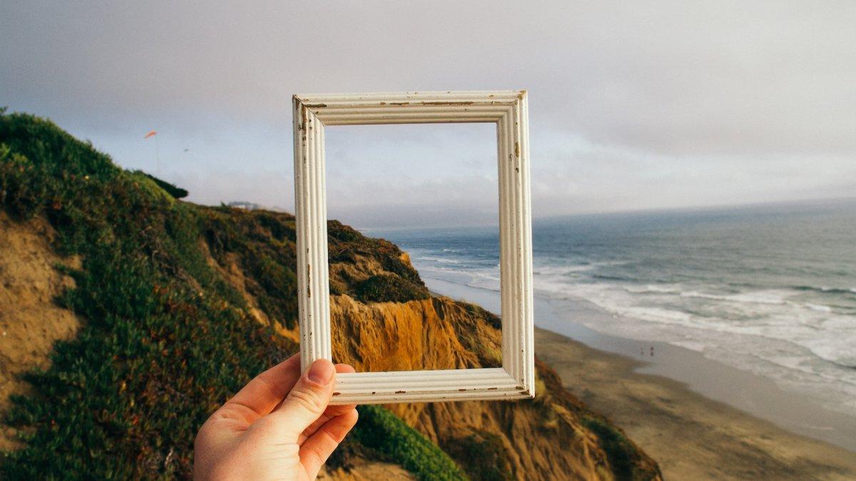 Wisatawan yang menikmati solo traveling
