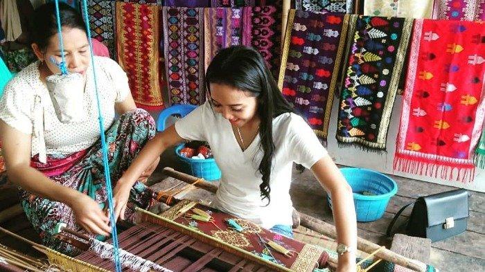 Wisatawan belajar menenun kain di Desa Sukarara, Lombok