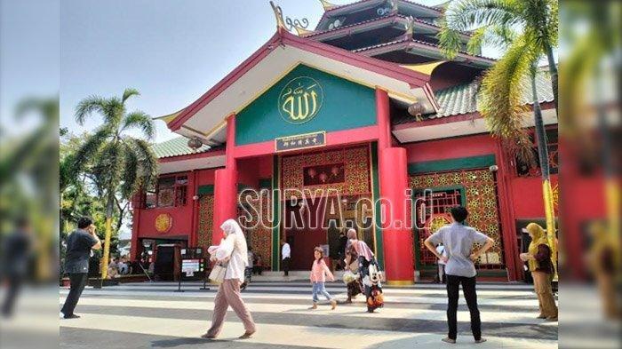 Salah satu masjid dengan arsitektur unik yang kini menjadi salah satu destinasi wisata di Pandaan, Jatim, adalah Masjid Cheng Hoo.