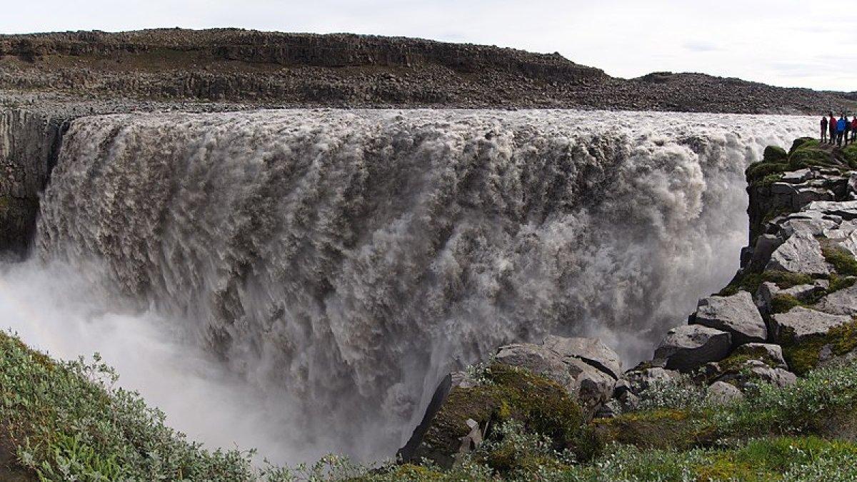 DettiFoss, satu air terjun paling ikonik dari seluruh dunia yang menarik buat dijelajahi.