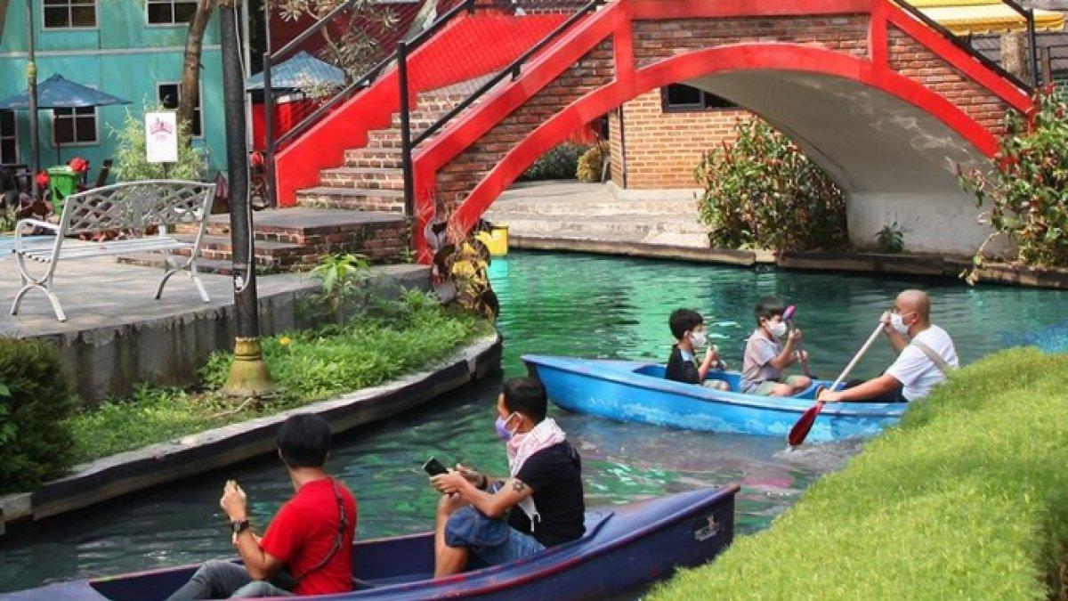 Wisatawan sedang bermain kano di Devoyage Bogor.