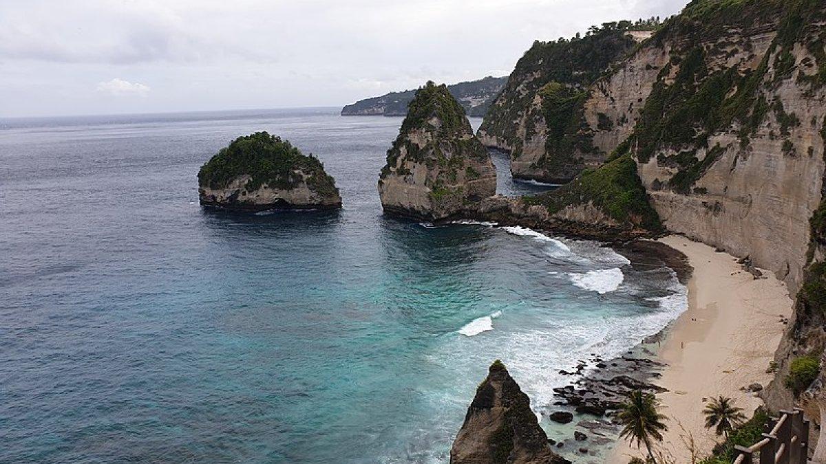 Diamond Beach, satu tempat wisata hits di Nusa Penida, Bali.