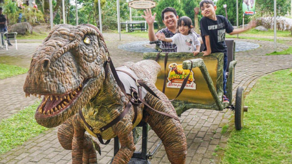 Dino Park atau Dinoland Merapi Park.