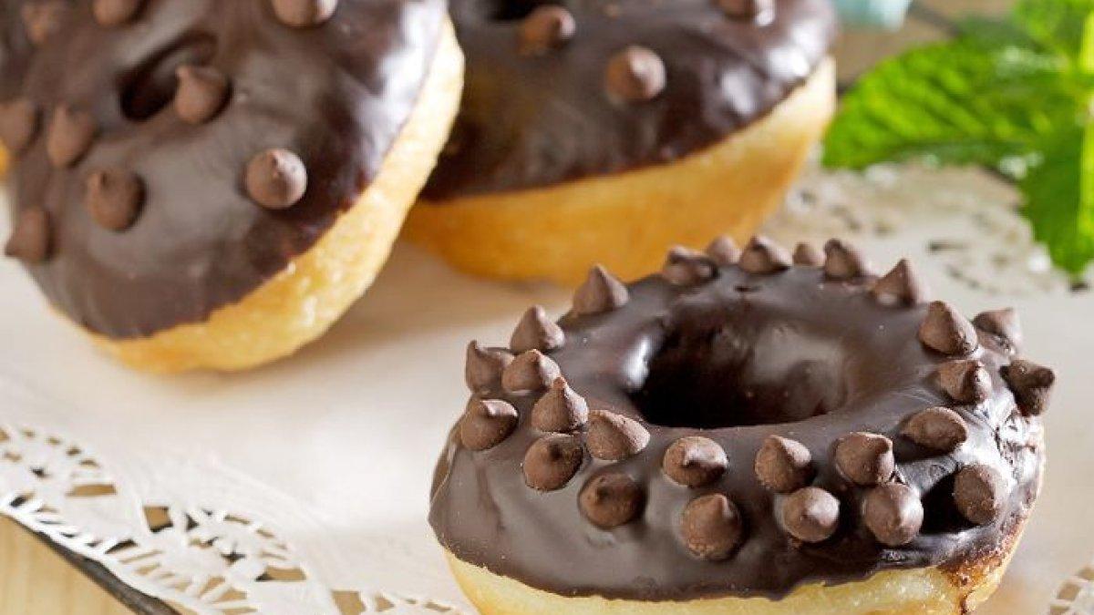 Donat cokelat.