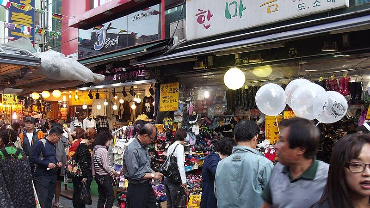 Pasar Dongdaemun, satu pasar tradisional di Seoul Korea Selatan buat berburu oleh-oleh.