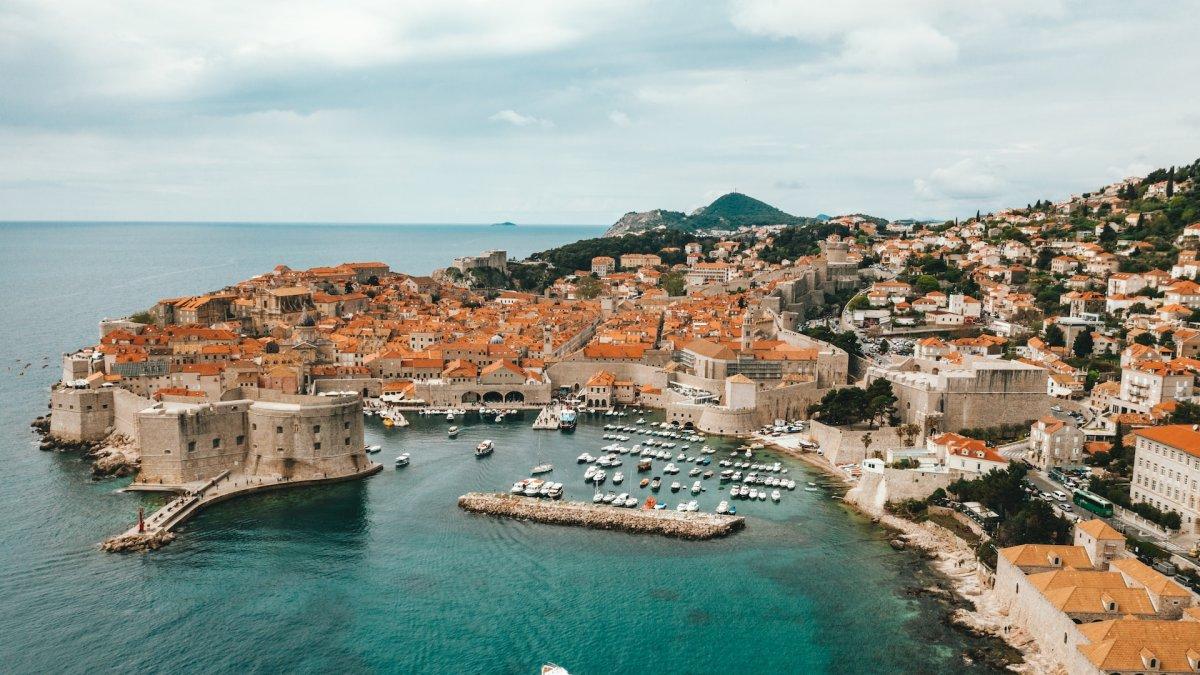 Dubrovnik, satu kota di Eropa yang sebaiknya dipikir ulang buat dikunjungi.
